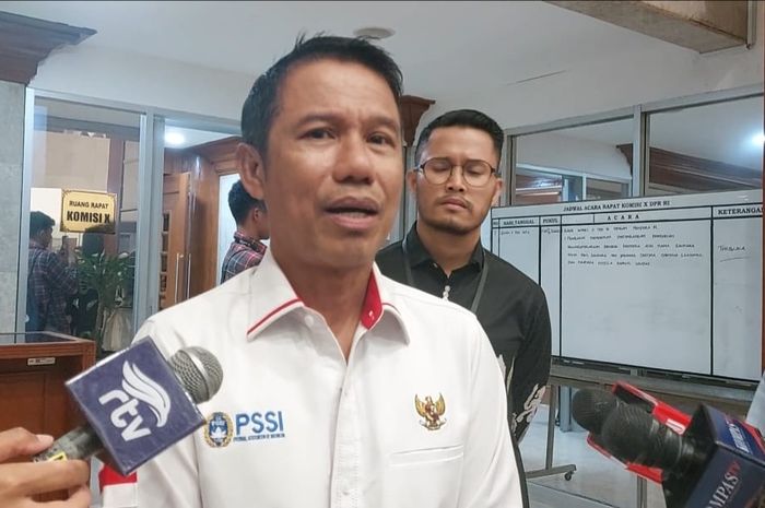 Sekjen PSSI Yunus Nusi saat memberi keterangan kepada awak media di Gedung Nusantara I DPR RI, Senayan, Jakarta, Senin (4/11/2024).