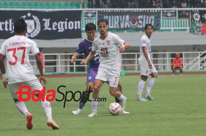 Pemain Persita Tangerang Adriano Duarte, sedang membawa bola saat bertanding melawan Persita Tangerang, Senin (4/11/2024).