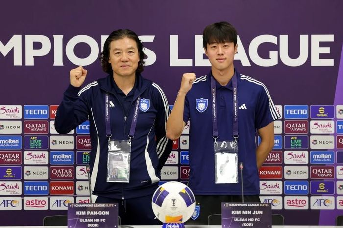 Kim Pan-gon (kiri) kembali ke Malaysia untuk memimpin timnya (Ulsan HD) berlaga di ajang Liga Champions Asia Elite melawan Johor Darul Ta'zim.