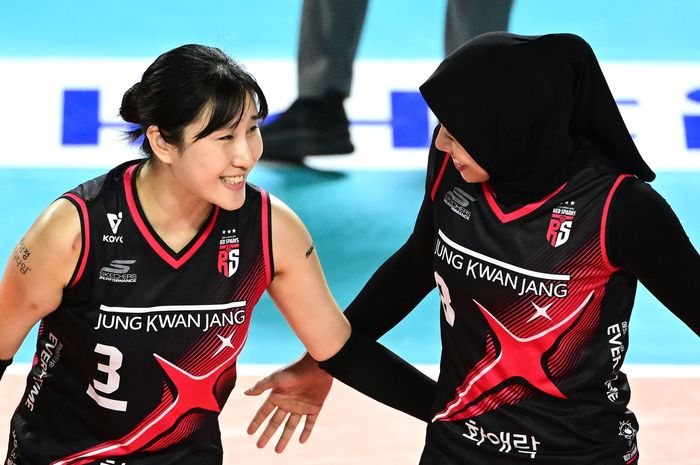 Opposite Daejeon JungKwanJang Red Sparks, Megawati Hangestri Pertiwi (kanan) dan setter, Yeum Hye-seon (kiri) pada Liga Voli Korea 2024-2025