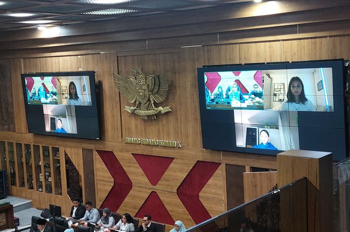  Komisi XIII dan Komisi X DPR RI akhirnya resmi menyetujui proses naturalisasi pemain keturunan Indonesia Kevin Diks, Estella Loupatty dan Noa Leatomy di Gedung Nusantara, Senayan, Jakarta, Senin (4/11/2024).