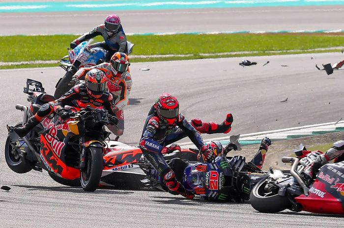 Kekacauan pada lap pertama yang melibatkan Brad Binder (kiri), Fabio Quartararo (tengah), dan Jack Miller (tertutup motor) pada balapan MotoGP Malaysia di Sirkuit Sepang, Malaysia, Minggu (3/11/2024).