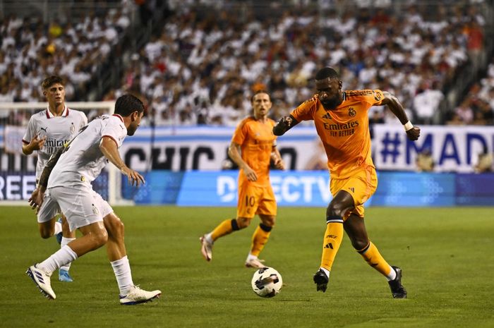 Antonio Ruediger (kanan) saat beraksi dalam partai ekshibisi Real Madrid vs AC Milan di Amerika Serikat (31/7/2024). Kedua tim akan berduel kembali di matchday 4 Liga Champions (5/11/2024).