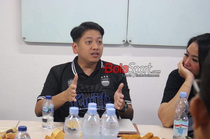 Interim Sport Director Persib, Adhitia Putra Hermawan, saat berkunjung ke BolaSport.com di Gedung Grid Network, Pal Merah, Jakarta, Selasa (29/10/2024).