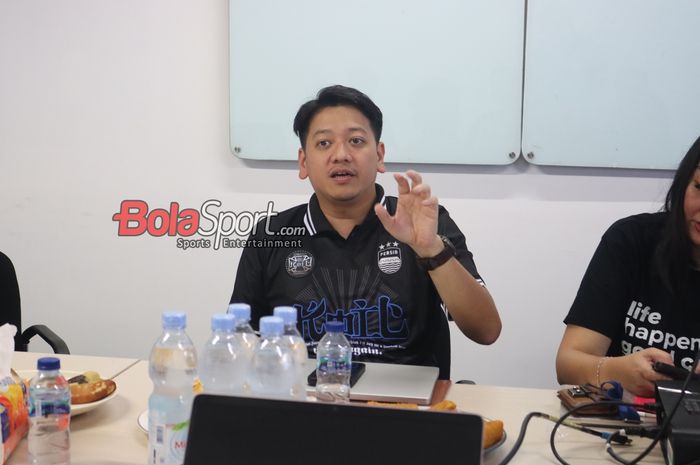 Interim Sport Director Persib, Adhitia Putra Hermawan, saat berkunjung ke BolaSport.com di Gedung Grid Network, Pal Merah, Jakarta, Selasa (29/10/2024).