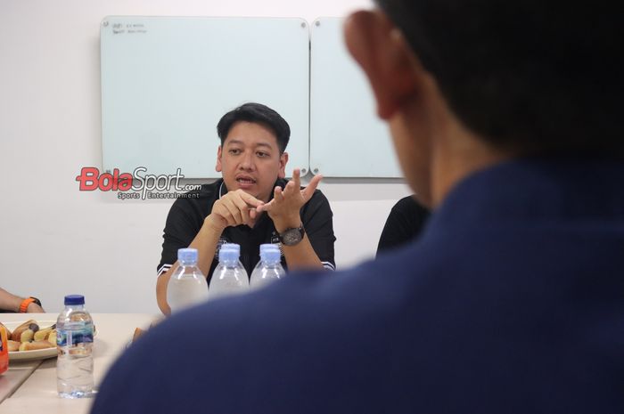 Interim Sport Director Persib, Adhitia Putra Hermawan, saat berkunjung ke BolaSport.com di Gedung Grid Network, Pal Merah, Jakarta, Selasa (29/10/2024).