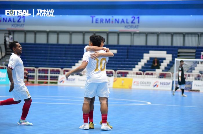 Selebrasi Evan Soumilena saat membuka keunggulan Timnas Indonesia atas Australia di laga kedua AFF Futsal Cup 2024 di Terminal 21, Korat, Nakhon Ratchasima, Thailand, Selasa (5/11/2024)