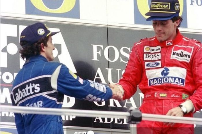 Ayrton Senna (kanan), menyalami Alain Prost yang melakoni balapan terakhirnya di Formula 1 pada 7 November 1993 di GP Australia.