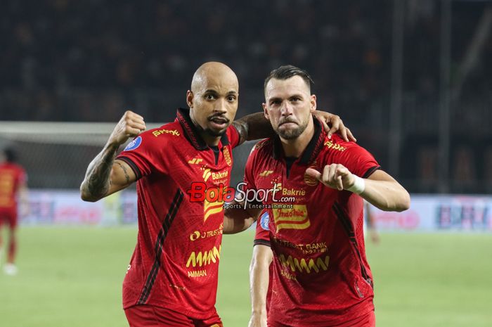 Gustavo Almeida (kiri) dan Marko Simic (kanan) sedang melakukan selebrasi dalam laga pekan ke-10 Liga 1 2024 antara Persija Jakarta versus Madura United di Stadion Pakansari, Bogor, Jawa Barat, Rabu (6/11/2024).