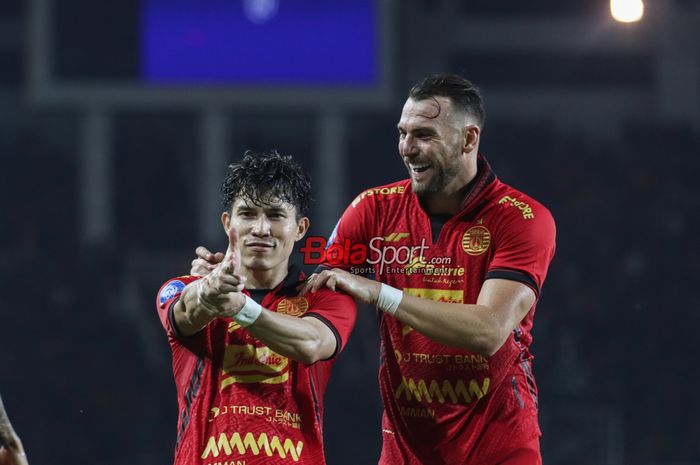 Ryo Matsumura (kiri) dan Marko Simic (kanan) sedang melakukan selebrasi sedang melakukan selebrasi dalam laga pekan ke-10 Liga 1 2024 antara Persija Jakarta versus Madura United di Stadion Pakansari, Bogor, Jawa Barat, Rabu (6/11/2024).