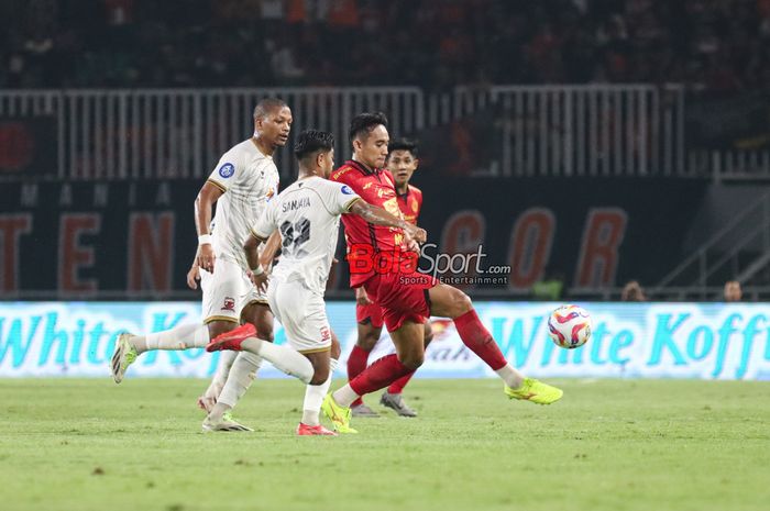 Rizky Ridho (kanan) sedang berusaha menghalau bola dalam laga pekan ke-10 Liga 1 2024 antara Persija Jakarta versus Madura United di Stadion Pakansari, Bogor, Jawa Barat, Rabu (6/11/2024).