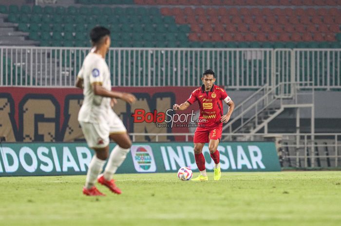 Rizky Ridho (kanan) sedang menguasai bola dalam laga pekan ke-10 Liga 1 2024 antara Persija Jakarta versus Madura United di Stadion Pakansari, Bogor, Jawa Barat, Rabu (6/11/2024).