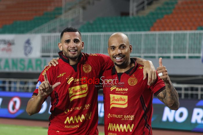 Pemain Persija Jakarta, Pedro Dias (kiri), sedang selebrasi bersama Gustavo Almeida di Stadion Pakansari, Bogor, Jawa Barat, Rabu (6/11/2024).