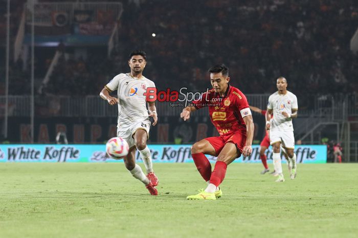 Rizky Ridho (kanan) sedang mengumpan bola dalam laga pekan ke-10 Liga 1 2024 antara Persija Jakarta versus Madura United di Stadion Pakansari, Bogor, Jawa Barat, Rabu (6/11/2024).