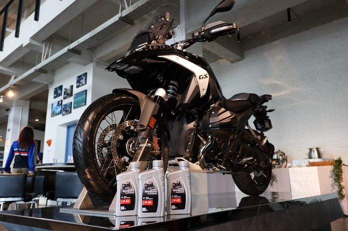 Pertamina Lubricants dan BMW Motorrad Indonesia secara resmi memperkenalkan produk kolaborasi Pertamina Enduro Platinum 5W-40.