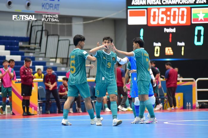 Selebrasi Rio Pangestu usai membuka keunggulan Timnas Indonesia atas Myanmar pada laga ketiga ASEAN Futsal Championship 2024 di Terminal 21, Korat, Rabu (6/11/2024)