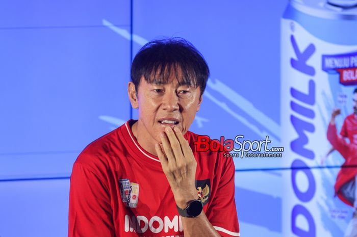 Pelatih timnas Indonesia, Shin Tae-yong, saat hadir di Media Center Stadion Utama Gelora Bung Karno, Senayan, Jakarta, Kamis (7/11/2024).