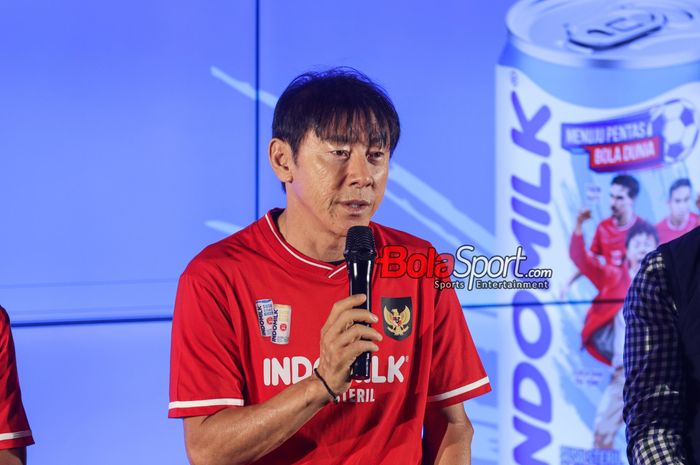 Pelatih timnas Indonesia, Shin Tae-yong, saat hadir di Media Center Stadion Utama Gelora Bung Karno, Senayan, Jakarta, Kamis (7/11/2024).