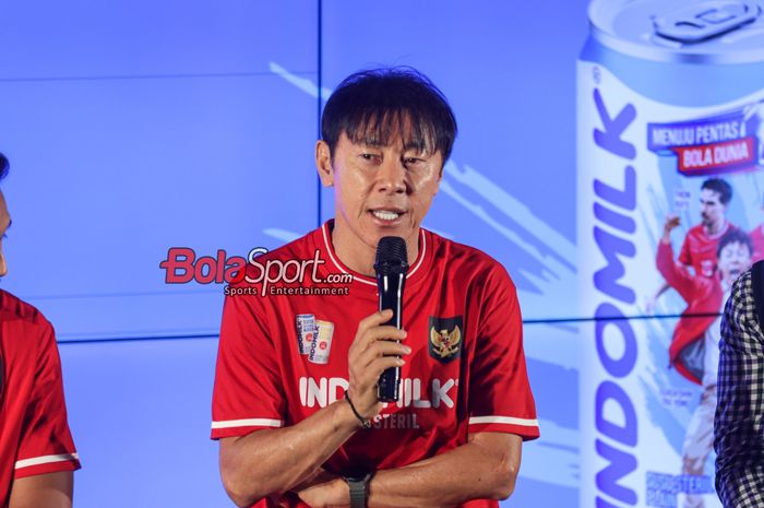 Pelatih timnas Indonesia, Shin Tae-yong, sedang memberikan keterangan kepada awak media di Media Center Stadion Utama Gelora Bung Karno, Senayan, Jakarta, Kamis (7/11/2024).