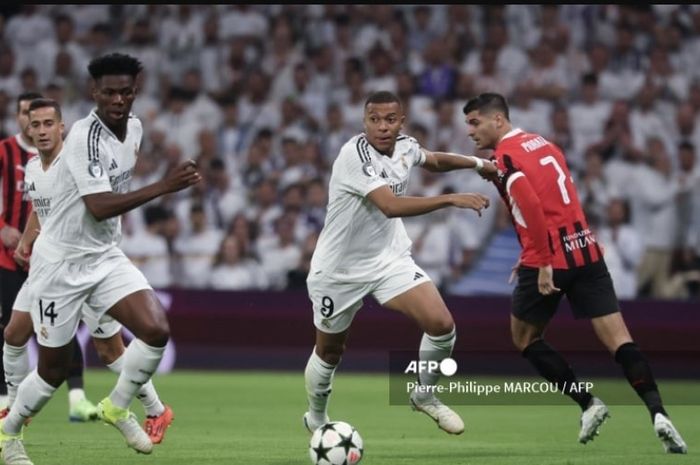 Pemain yang sedang dibenci fan Real Madrid, Aurelien Tchouameni (kiri), diprediksi bakal absen satu bulan akibat mengalami cedera setelah menghadapi AC Milan di Liga Champions.