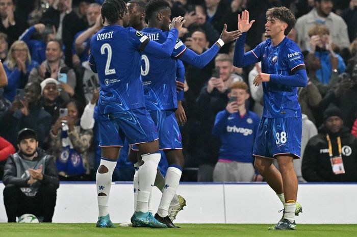 Marc Guiu (kanan) merayakan gol untuk Chelsea dalam laga UEFA Conference League. Pemain jebolan Piala Dunia U-17 2023 di Indonesia itu nyekor 2 kali dalam kemenangan The Blues atas Astana FC (12/12/2024).