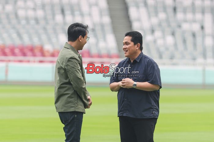 Ketua Umum PSSI, Erick Thohir (kanan), sedang berkomunikasi dengan Rakhmadi Afif Kusumo (kiri) selaku Direktur Utama PPKGBK saat memantau rumput di Stadion Utama Gelora Bung Karno, Senayan, Jakarta, Jumat (8/11/2024) siang.