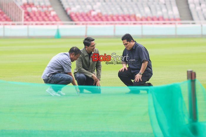 Ketua Umum PSSI, Erick Thohir (kanan), sedang berkomunikasi dengan Rakhmadi Afif Kusumo (tengah) selaku Direktur Utama PPKGBK saat memantau rumput di Stadion Utama Gelora Bung Karno, Senayan, Jakarta, Jumat (8/11/2024) siang.