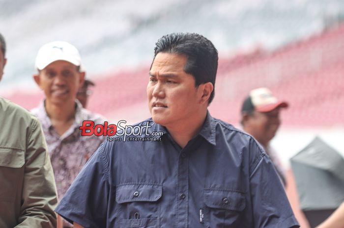 Ketua Umum PSSI, Erick Thohir, sedang memantau rumput di Stadion Utama Gelora Bung Karno, Senayan, Jakarta, Jumat (8/11/2024) siang.