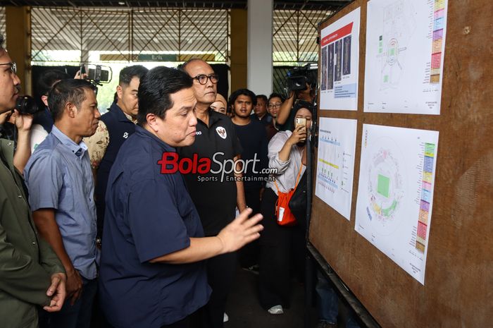 Ketua Umum PSSI, Erick Thohir, sedang memantau area denah penonton di Stadion Utama Gelora Bung Karno, Senayan, Jakarta, Jumat (8/11/2024) siang.