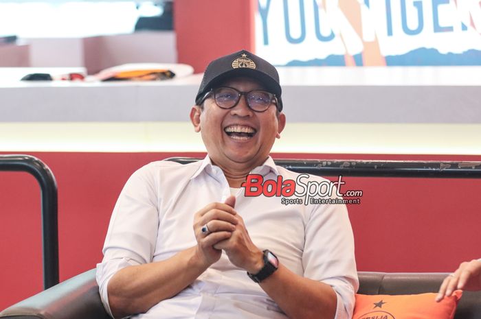 Direktur Persija Jakarta, Mohamad Prapanca, sedang memberikan keterangan kepada awak media di Persija Official Store, Kuningan, Jakarta, Jumat (8/11/2024).