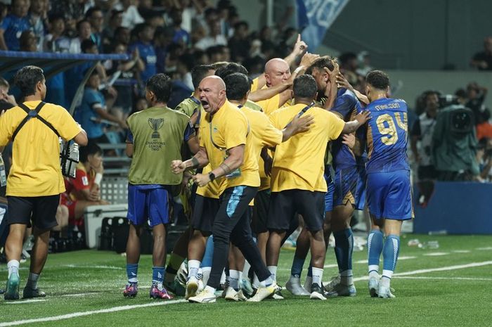 Selebrasi pelatih dan pemain cadangan Persib  Bandung  saat mampu comeback secara dramatis saat menang 3-2 atas Lion City Sailors, Kamis (7/11/2024).