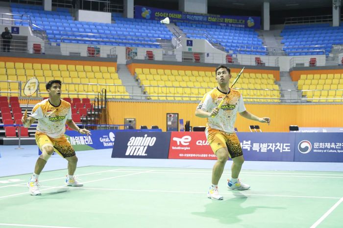 Pasangan ganda putra Indonesia, Sabar Karyaman Gutama/Moh Reza Pahlevi Isfahani, pada babak kedua Korea Masters 2024 di Iksan Gymnasium,  Iksan, Korea Selatan, Kamis (7/11/2024). 