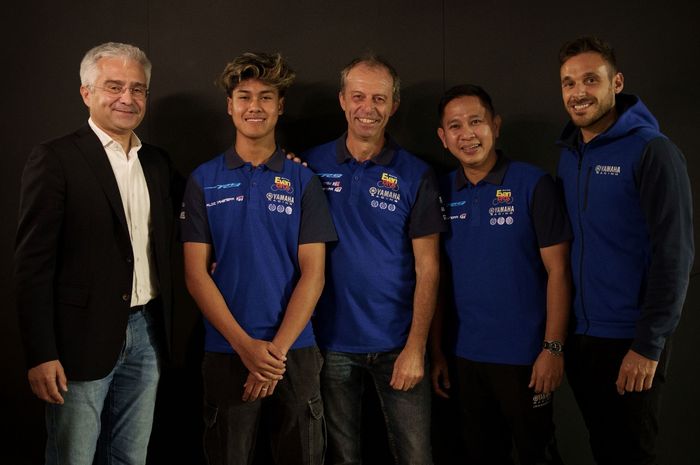 Aldi Satya Mahendra (ke-2 dari kiri) berpose bersama (ki-ka) Manager Motorsport Yamaha Motor Europe Andrea Dosoli, Team Principal Evan Bros Fabio Evangelista, Manager Motorsport Yamaha Indonesia Wahyu Rusmayadi, dan Road Racing Sporting Manager Yamaha Motor Europe Niccolo Canepa 