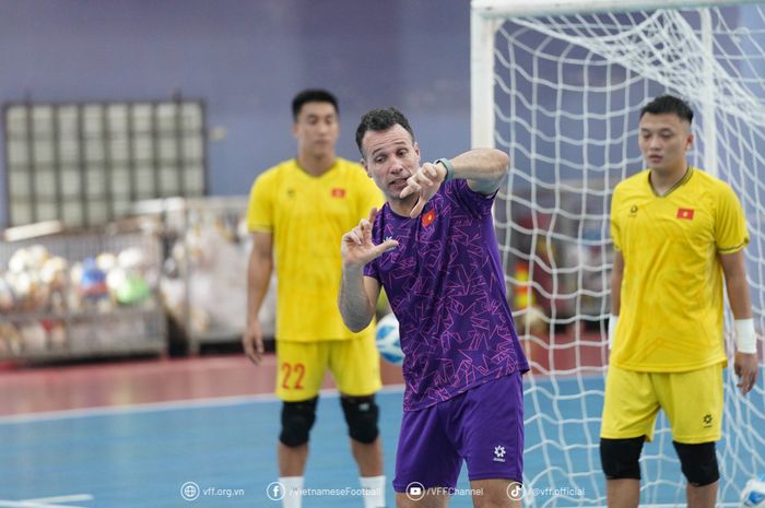 Pelatih Timnas Futsal Vietnam, Diego Giustozzi, memberikan instruksi kepada para pemainnya.