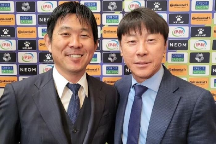 Pelatih Timnas Jepang, Hajime Moriyasu (kiri), dan pelatih Timnas Indonesia, Shin Tae-yong (kanan).