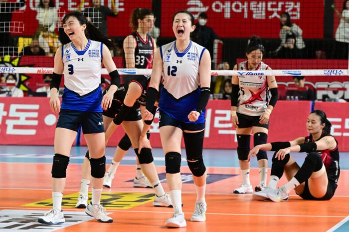 Middle blocker Suwon Hyundai E&amp;C Hillstate, Lee Da-hyeon saat bertanding melawan Daejeon JungKwanJang Red Sparks di Chungmu Gymnasium, Daejeon, Korea Selatan, Jumat (8/11/2024).