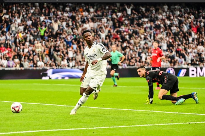 Winger Real Madrid, Vinicius Junior, mencetak gol ke gawang Osasuna pada jornada 13 Liga Spanyol 2024-2025 di Stadion Santiago Bernabeu, Sabtu (9/11/2024).