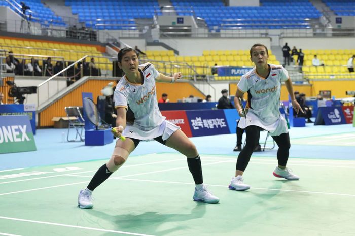 Pasangan ganda putri Indonesia, Febriana Dwipuji Kusuma/Amallia Cahaya Pratiwi, pada babak perempat final Korea Masters 2024 di Iksan Gymnasium, Iksan, Korea Selatan, Jumat (8/11/2024).