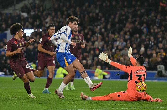 Aksi gelandang Brighton &amp; Hove Albion, Matt O'Riley, pada laga pekan ke-11 Liga Inggris di Stadion Falmer, Sabtu (9/11/2024).