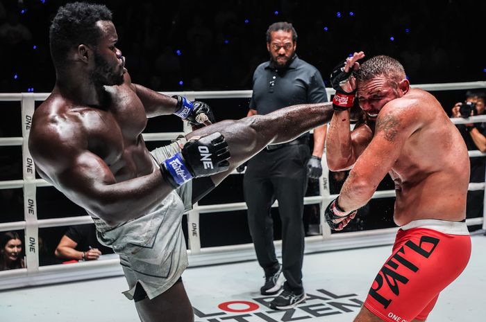 Oumar Kane alias Reug Reug (kiri), menjadi juara kelas berat MMA ONE Championship setelah mengalahkan Anatoly Malykhin di ONE 169, Sabtu (9/11/2024) di Bangkok.