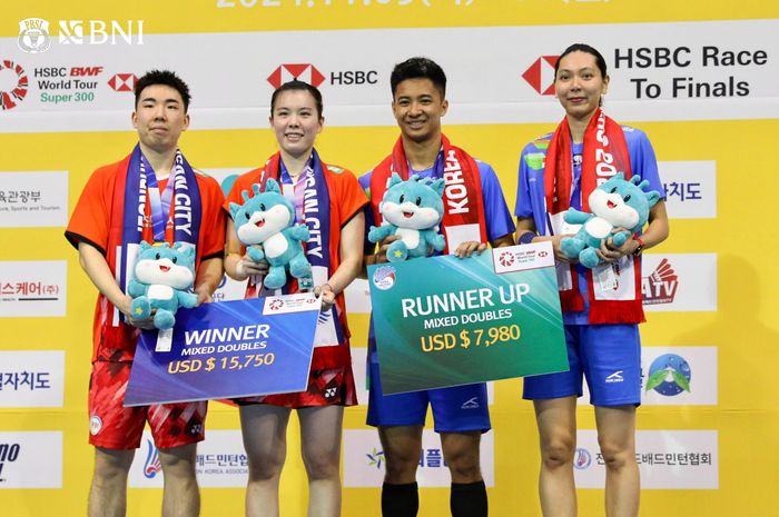 Ganda campuran Indonesia, Dejan Ferdinansyah/Gloria Emanuelle Widjaja (kanan), berpose di atas podium setelah final Korea Masters 2024 di Iksan Gymnasium, Korea Selatan, 10 November 2024. Dejan/Gloria menjadi runner-up setelah dikalahkan Guo Xin Wa/Chen Fang Hui.   