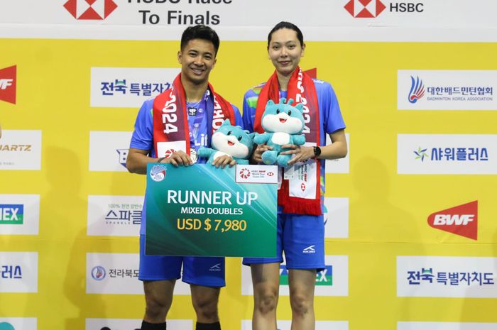 Dejan Ferdinansyah/Gloria Emanuelle Widjaja saat berdiri di podium runner-up ganda campuran turnamen Korea Masters 2024 di Iksan Gymnasium, Iksan, Korea Selatan, Minggu (10/11/2024).