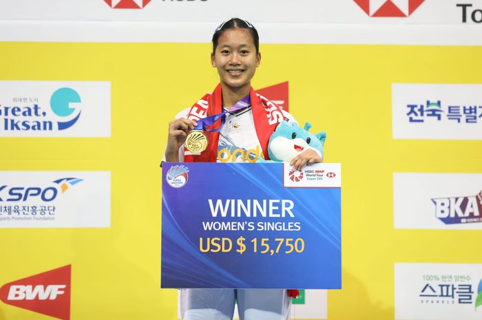 Tunggal putri Indonesia, Putri Kusuma Wardani berpose di podium juara Korea Masters 2024 yang digelar di Iksan Gymnasium, Iksan, Korea Selatan, Minggu (10/11/2024).