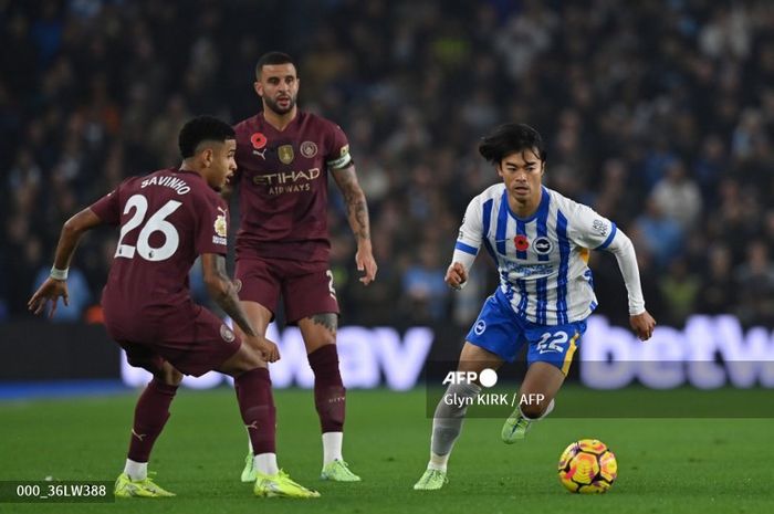 Winger Brighton, Kaoru Mitoma (kanan), menguasai bola dalam pertandingan melawan Manchester City di pekan ke-11 Liga Inggris.