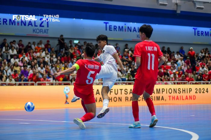 Suasana duel Timnas Indonesia saat jumpa Vietnam di partai puncak ASEAN Futsal Championship 2024 di Terminal 21, Korat, Minggu (10/11/2024)