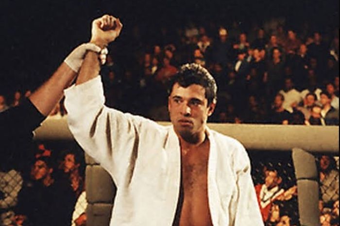 Memamerkan bela diri Brazilian jiu-jitsu, Royce Gracie memenangi UFC 1 pada 12 November 1993 setelah mencekik 3 lawan dalam semalam.