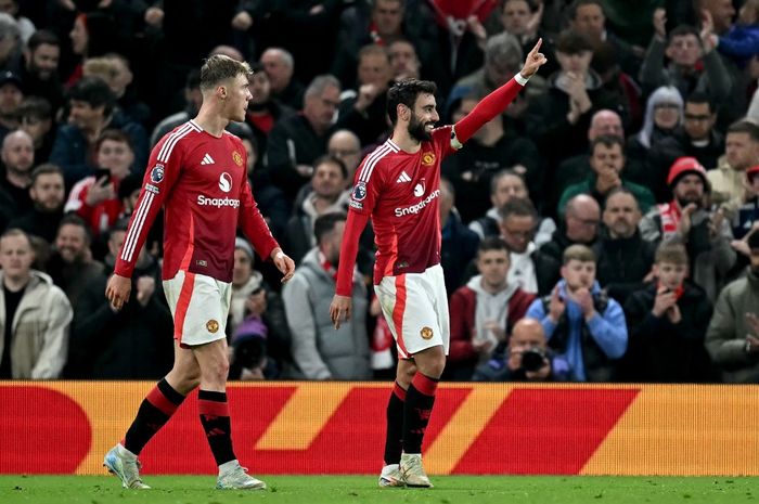 Pelatih anyar Man United, Ruben Amorim, harus berterima kasih kepada Ruud van Nistelrooy karena mengembalikan performa terbaik Bruno Fernandes (kanan).