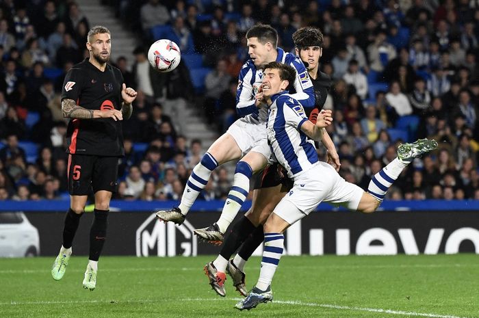 Aksi Pau Cubarsi bersama Barcelona pada laga pekan ke-13 Liga Spanyol melawan Real Sociedad di Stadion Anoeta, Minggu (10/11/2024).