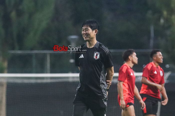 Pelatih timnas Jepang, Hajime Moriyasu, sedang memantau para pemainnya berlatih di Lapangan A, Senayan, Jakarta, Senin (11/11/2024) sore.