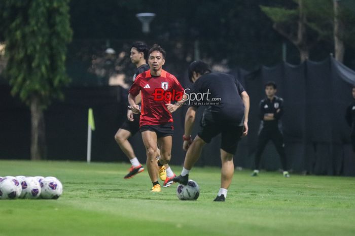 Yuto Nagatomo sedang berlatih bersama timnas Jepang di Lapangan A, Senayan, Jakarta, Senin (11/11/2024) sore.
